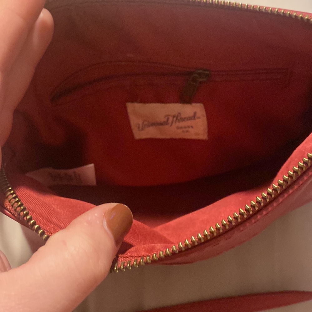 Red Universal Thread Bag - Picture 2 of 4